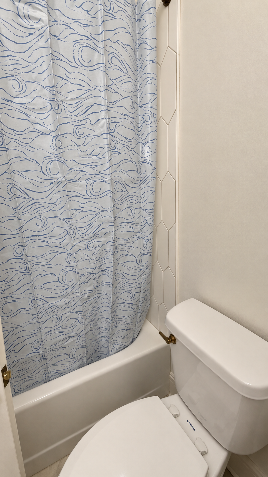 The Bloom Room tub, shower curtain and toilet