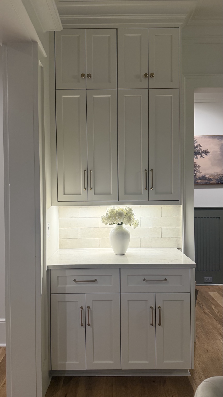 Built-in kitchen cabinet niche with flowers